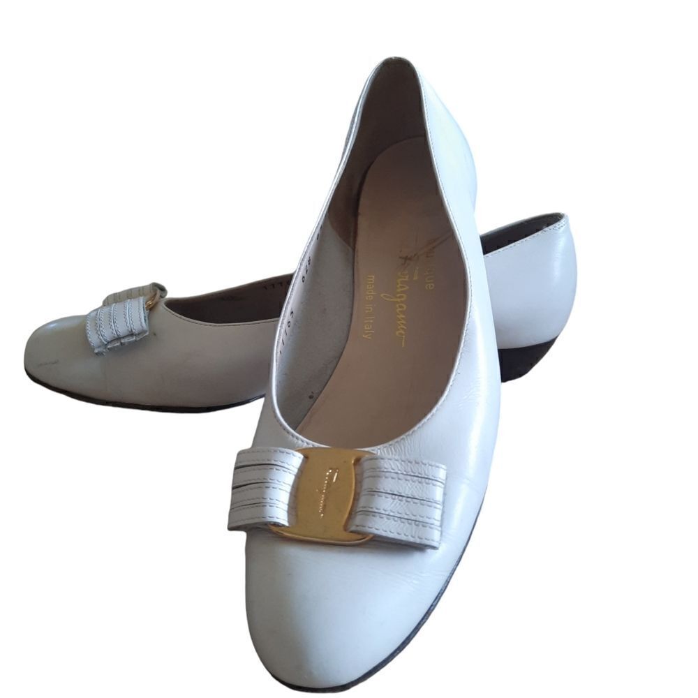 Salvatore Ferragamo Boutique Vara White Leather Pumps Italy